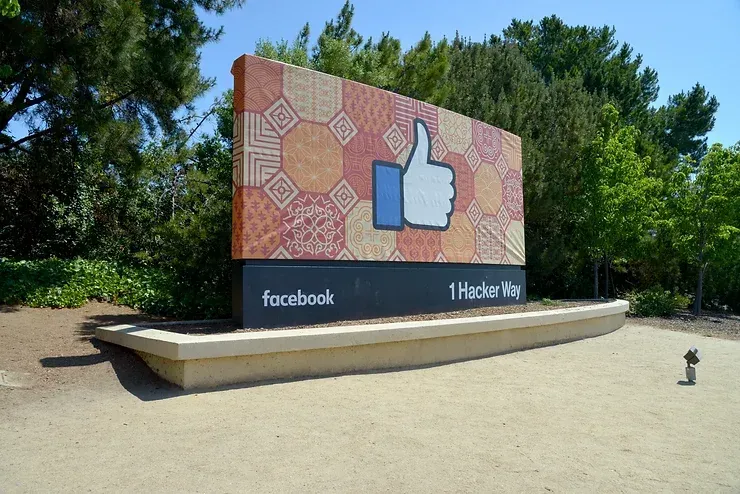 Un grande cartello di Facebook con un pollice in su