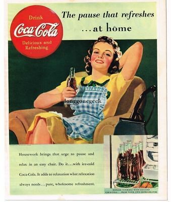 Una pubblicità della Coca-Cola mostra una donna seduta su una sedia che tiene in mano una bottiglia