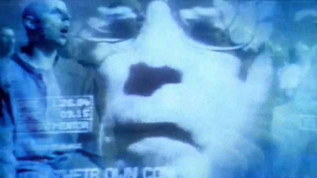 Un'immagine del volto di un uomo con un paio di occhiali