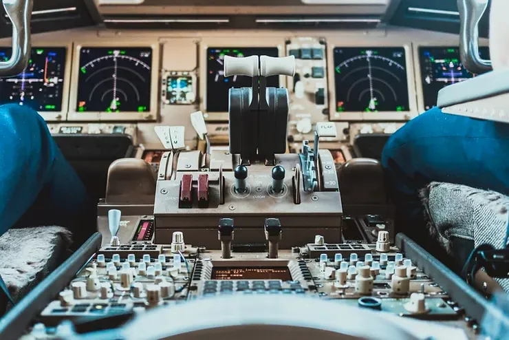 Un pilota è seduto nella cabina di pilotaggio di un aereo.