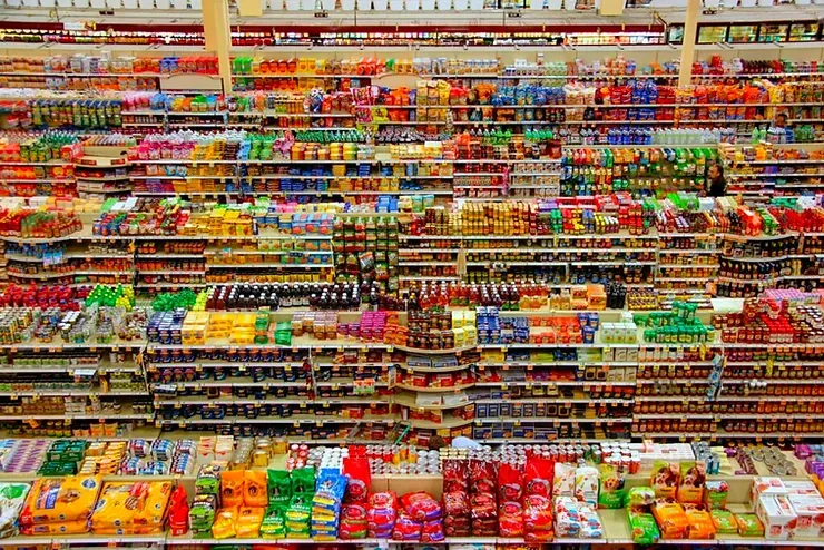 Un supermercato pieno di cibo e bevande.
