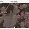 Una pagina di un sito web che raffigura una ragazza accanto a dei fiori rosa.