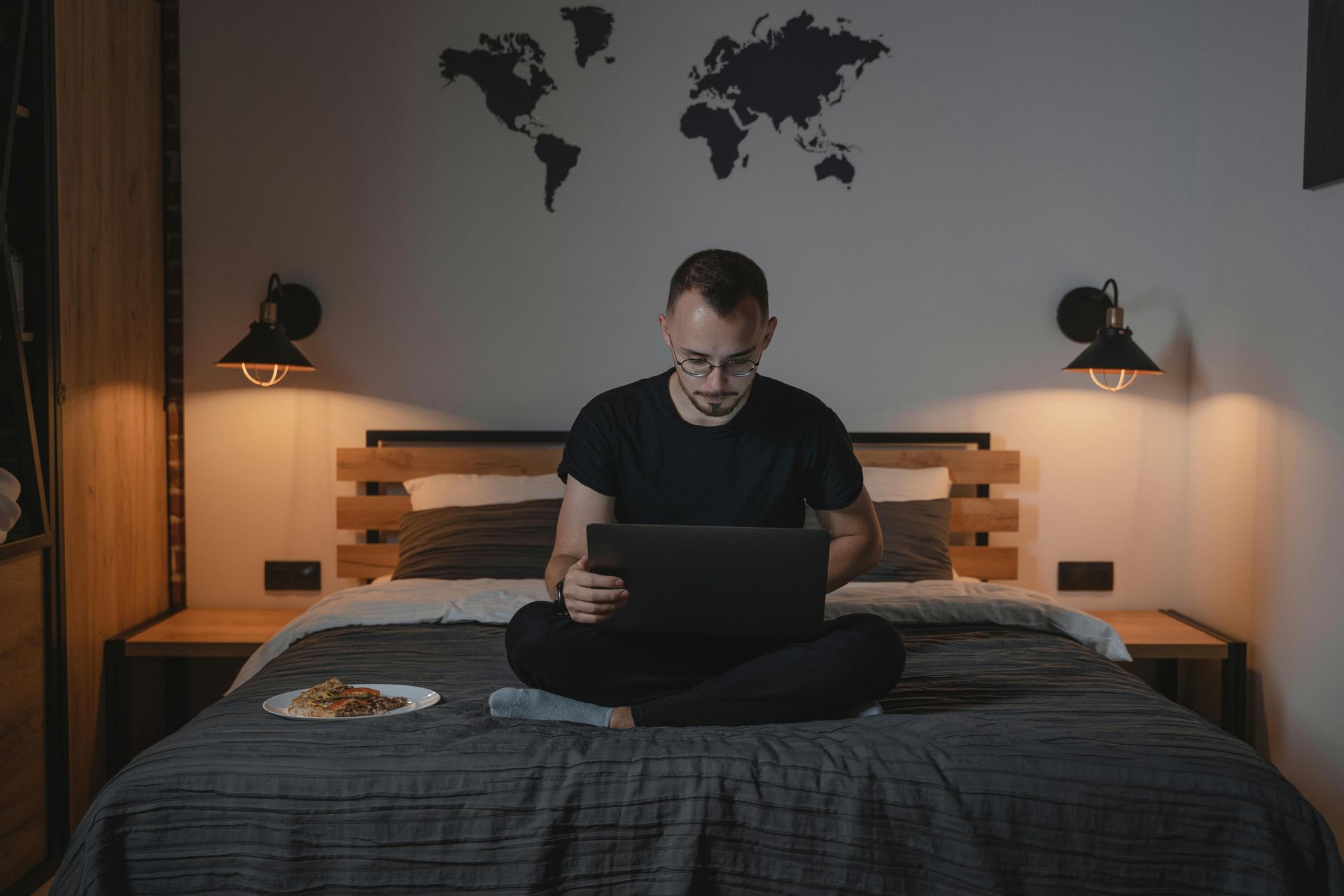 Guida definitiva per lavorare da casa e online. Smaschera i guru e scopri i veri lavori, le skill ne