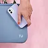 Una persona tiene in mano un telefono cellulare accanto a una borsa.