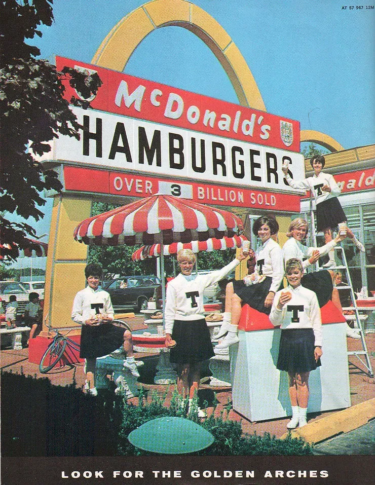 Un poster per gli hamburger di mcdonald mostra un gruppo di persone