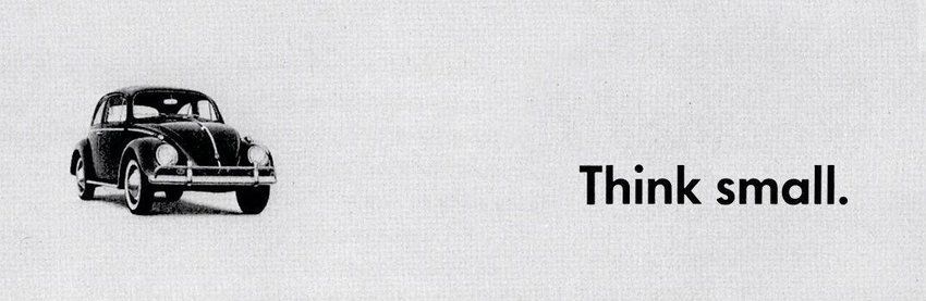 Un disegno in bianco e nero di un'auto con la scritta Think Small