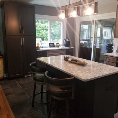 Countertop in the middle of kitchen