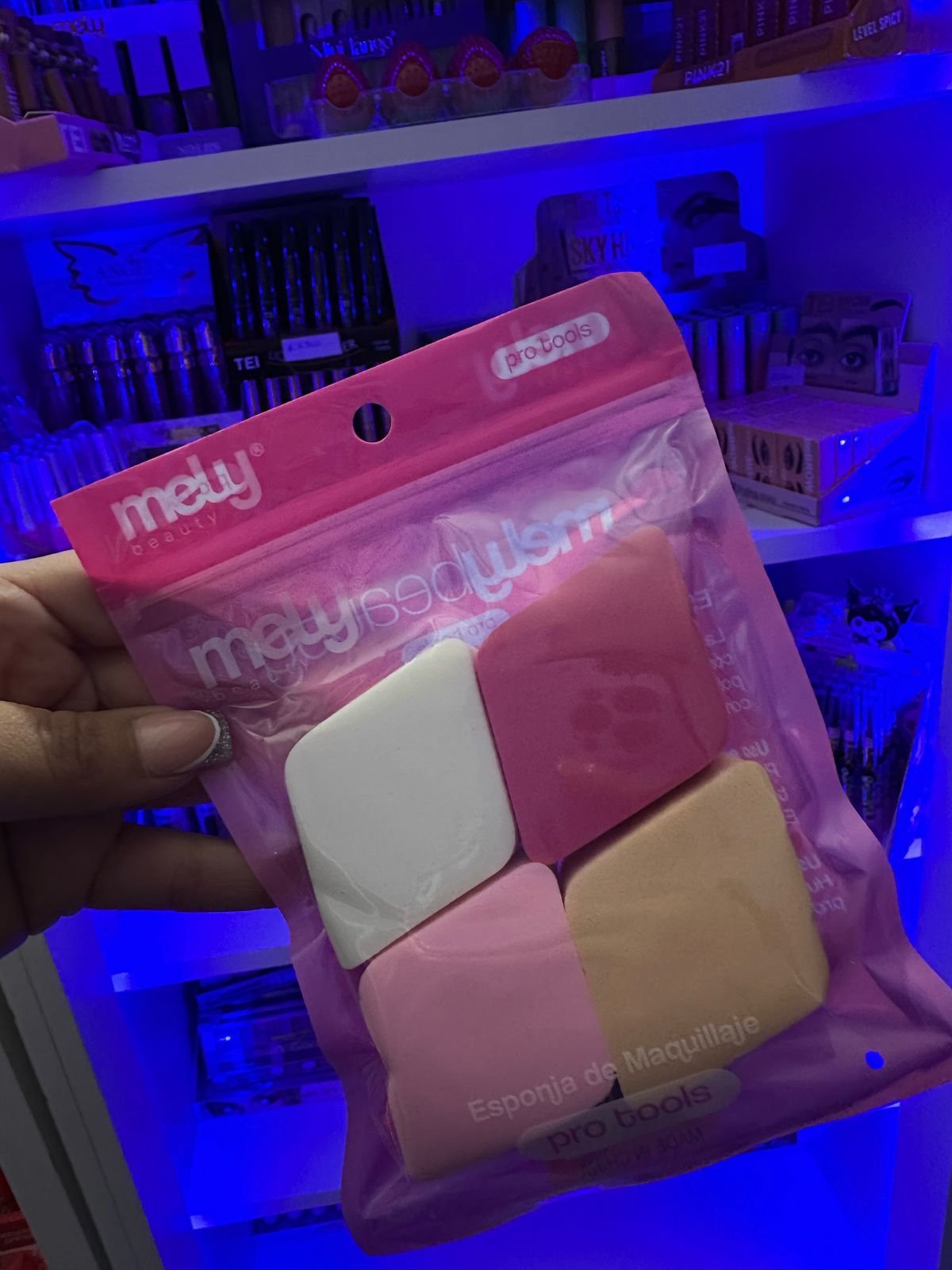 Una persona sostiene una bolsa de esponjas en su mano.