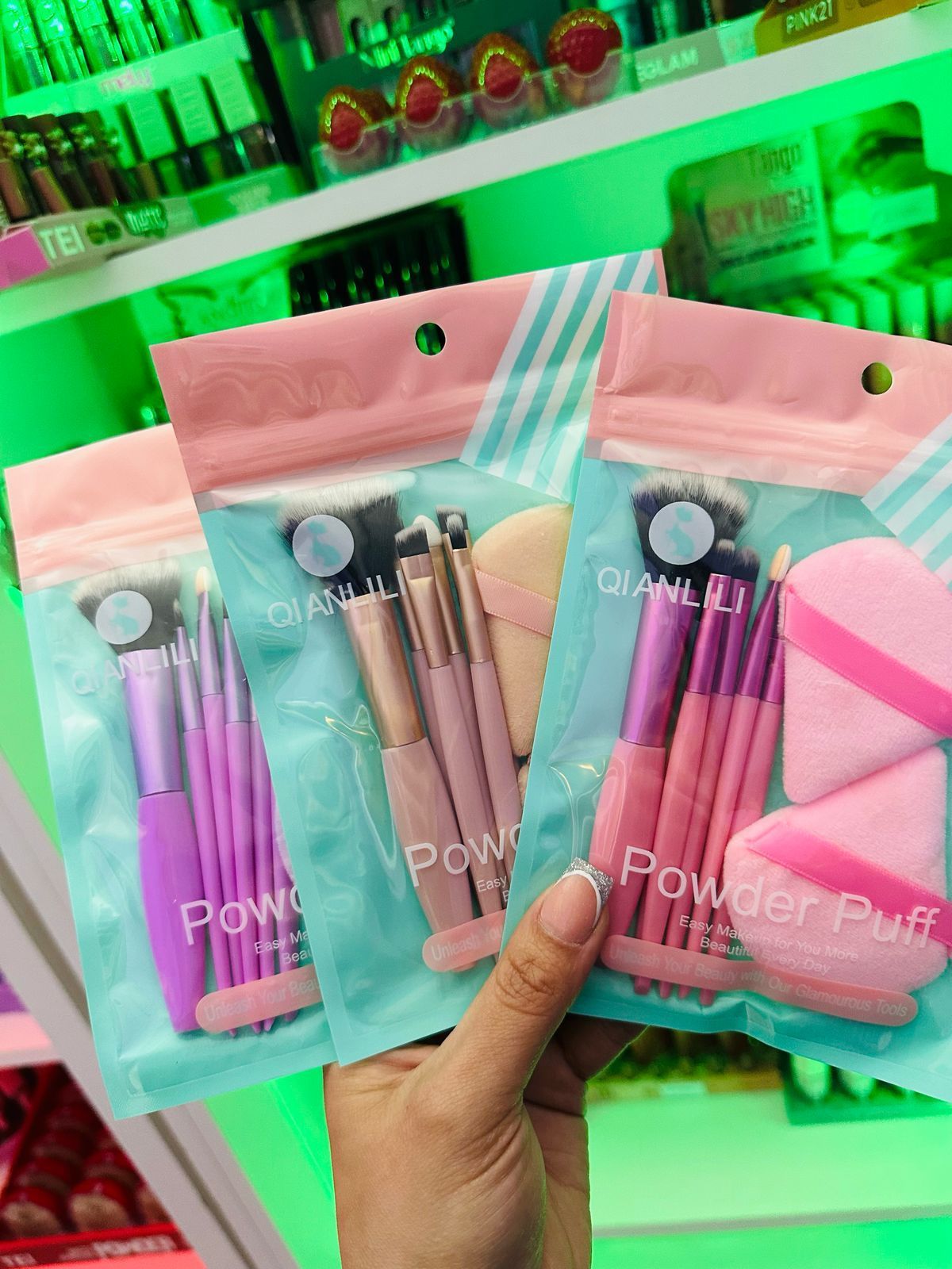 Una persona sostiene una bolsa con pinceles y esponjas de maquillaje.