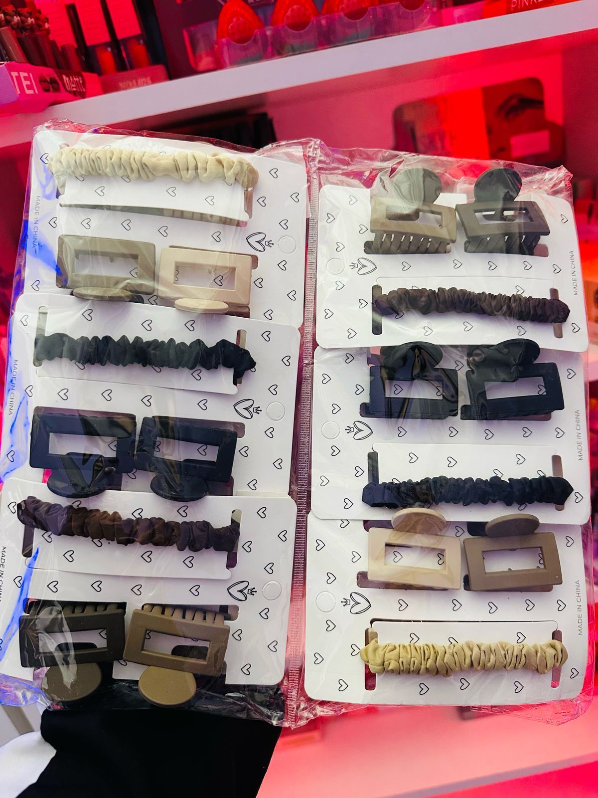 Un montón de pinzas para el cabello están apiladas una encima de otra sobre una mesa.