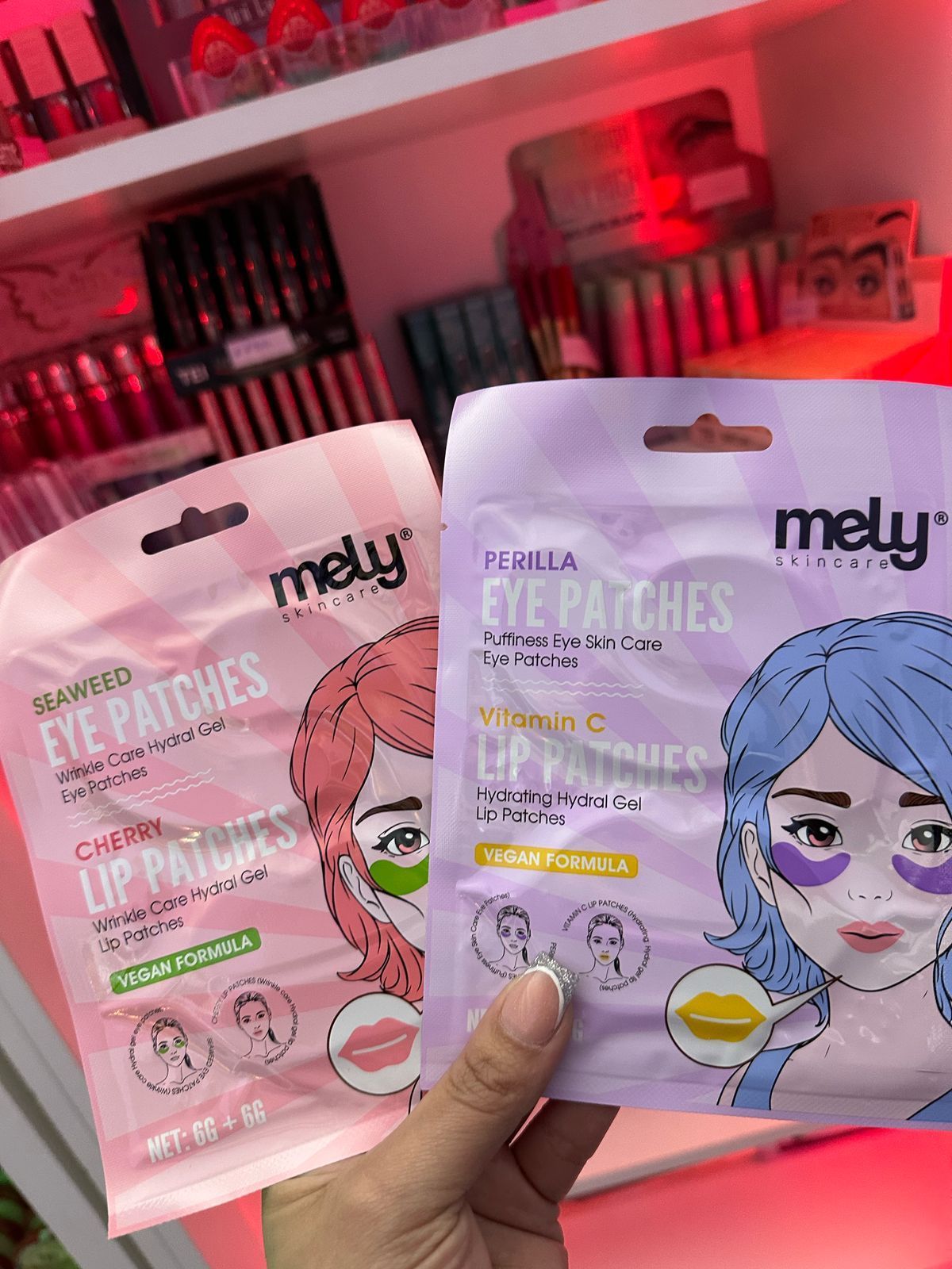Una persona sostiene dos bolsas de parches para los ojos en su mano.
