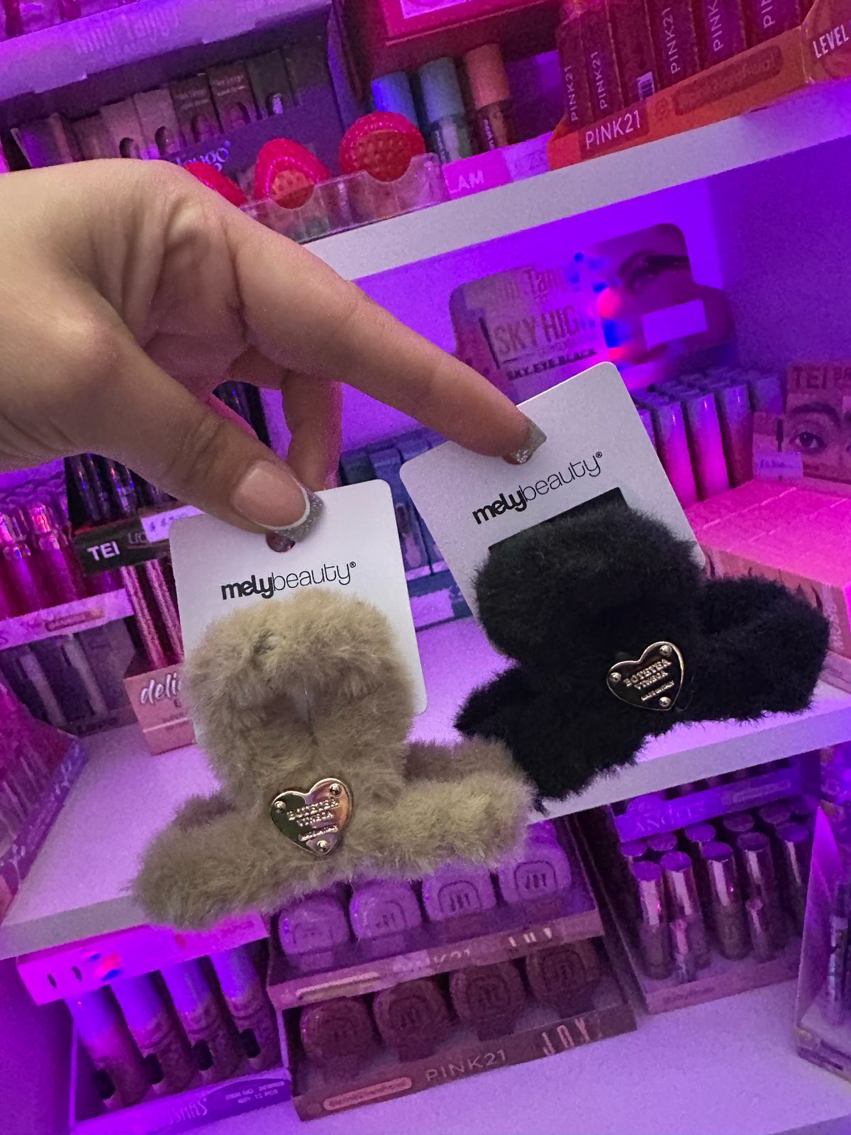 Una persona sostiene un par de pinzas para el cabello en una tienda.