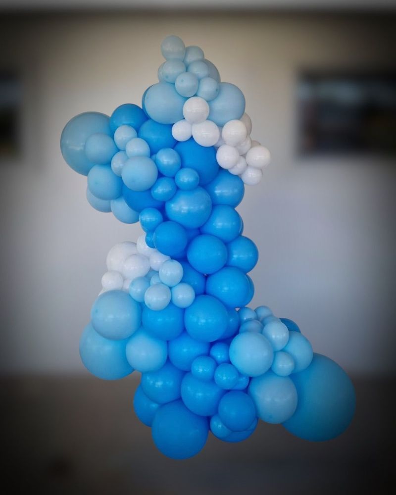 Organic column made out of balloons