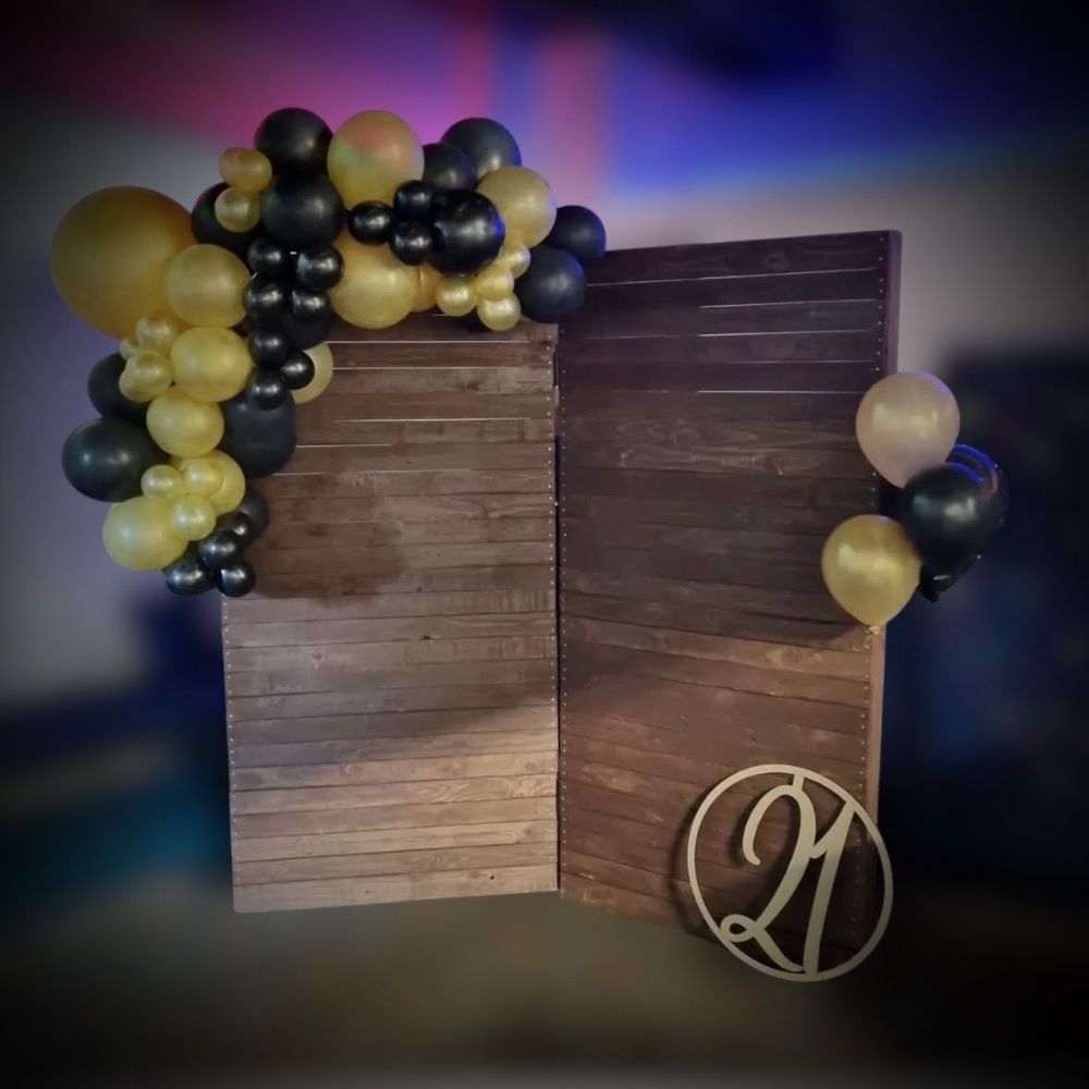 Double sided timber corner with balloons attached