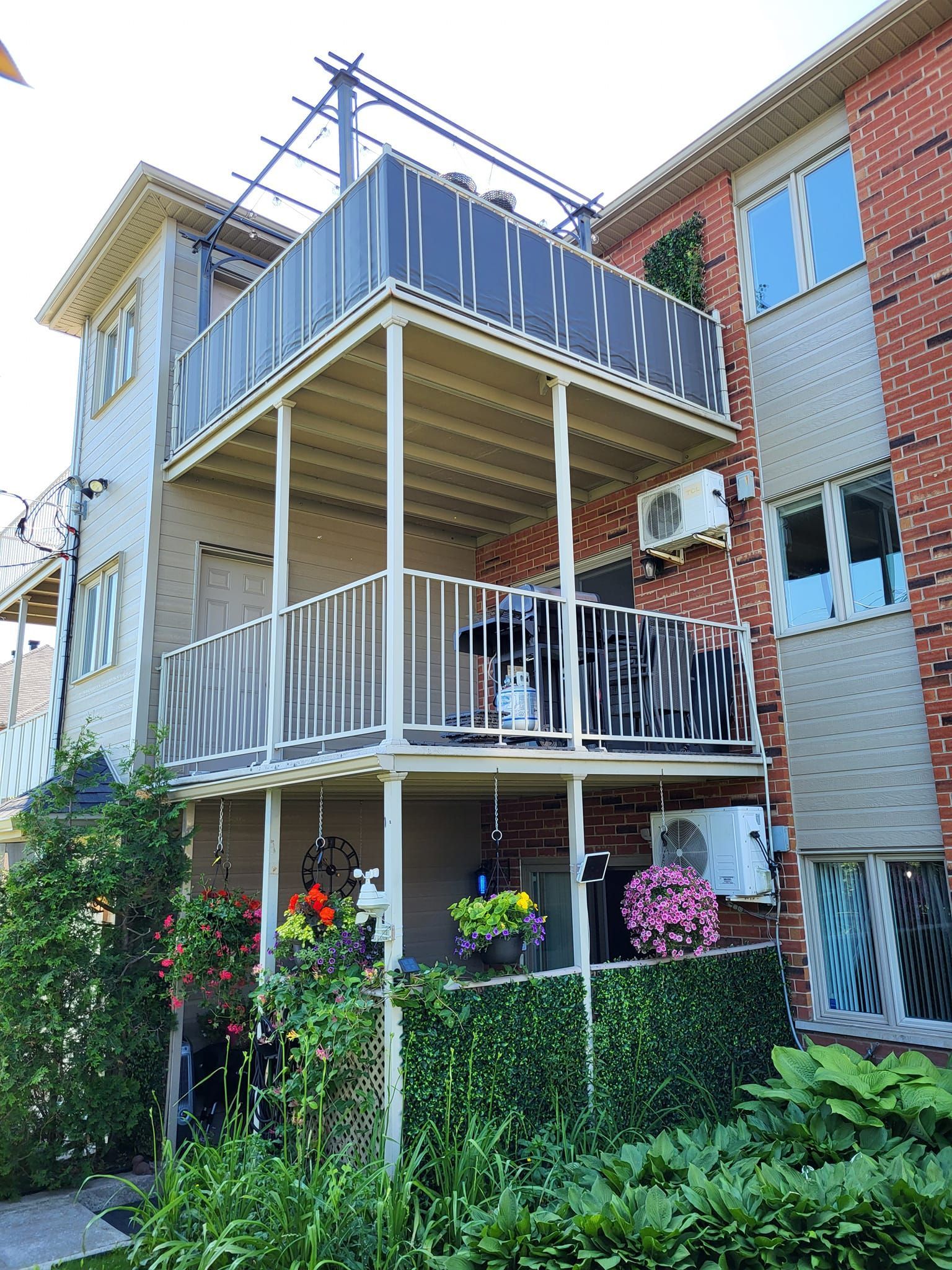 Il y a un balcon sur le côté d'un bâtiment en briques.