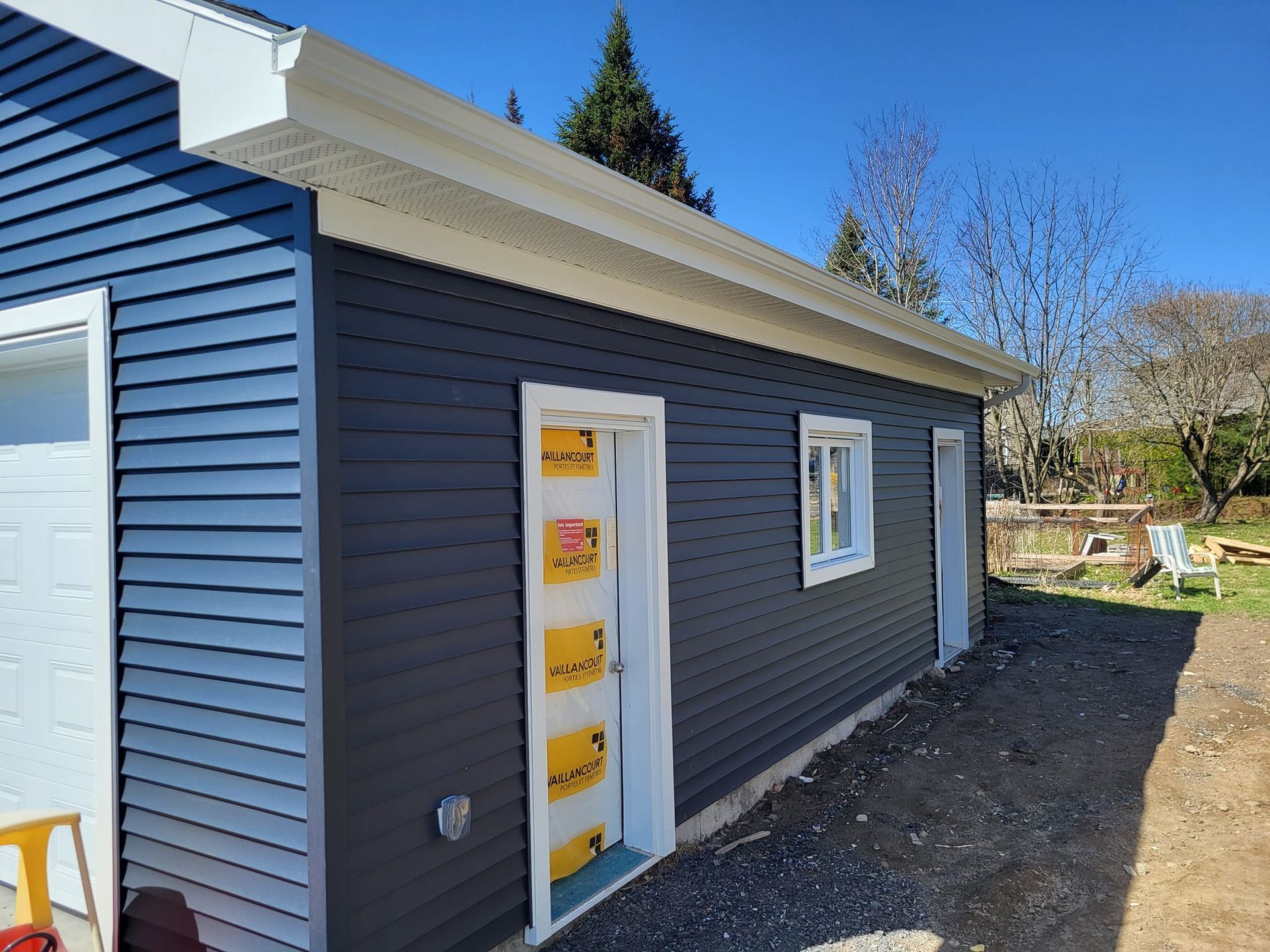 Un garage avec un revêtement bleu et une porte blanche