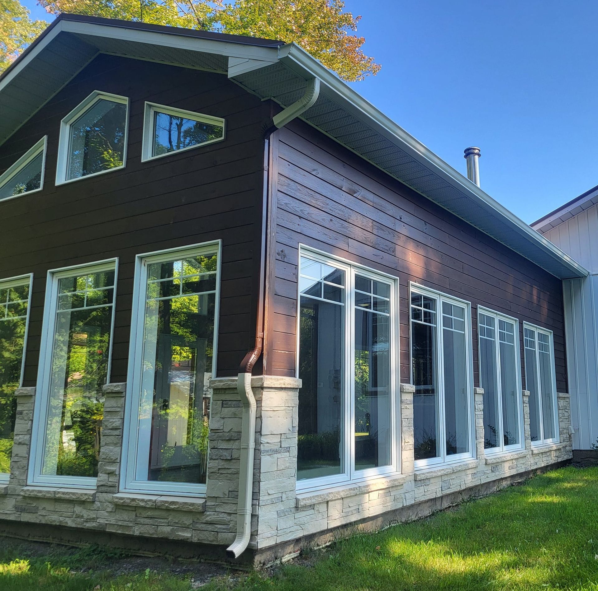 Une maison avec beaucoup de fenêtres