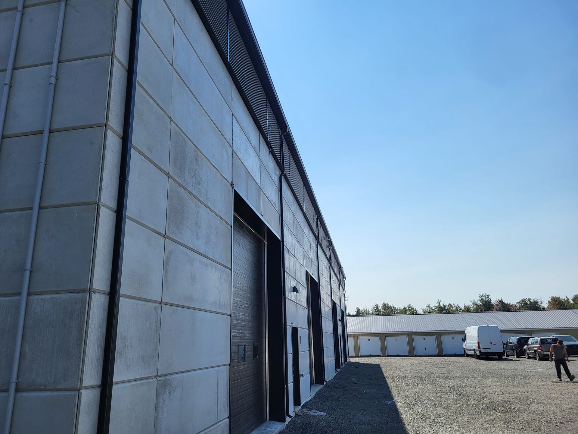 Un bâtiment avec beaucoup de portes et un ciel bleu en arrière-plan