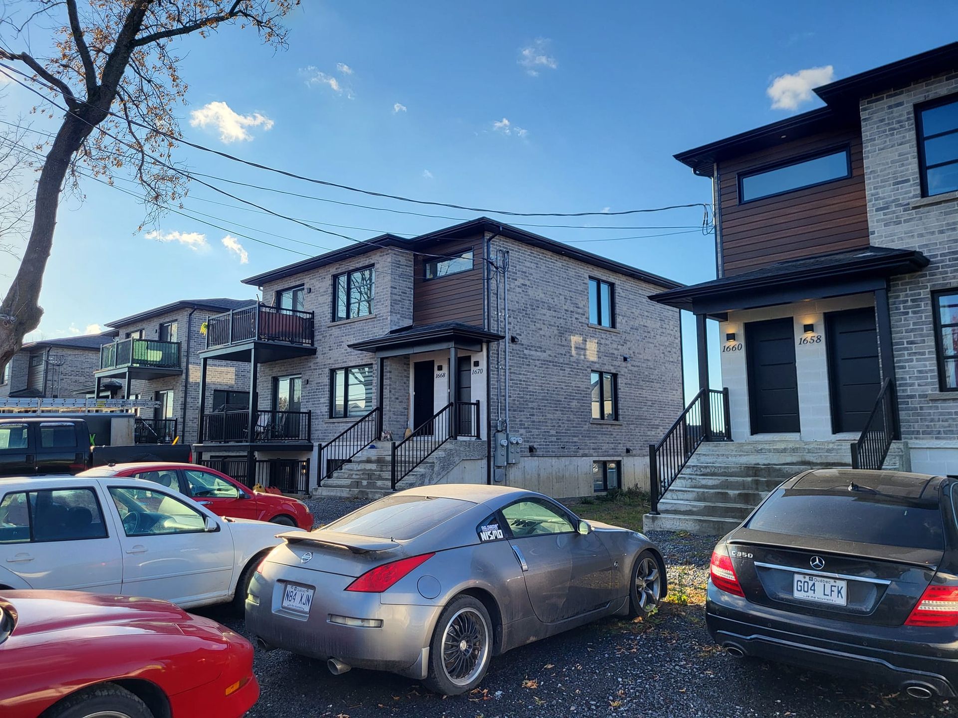 Un tas de voitures sont garées devant un bâtiment.