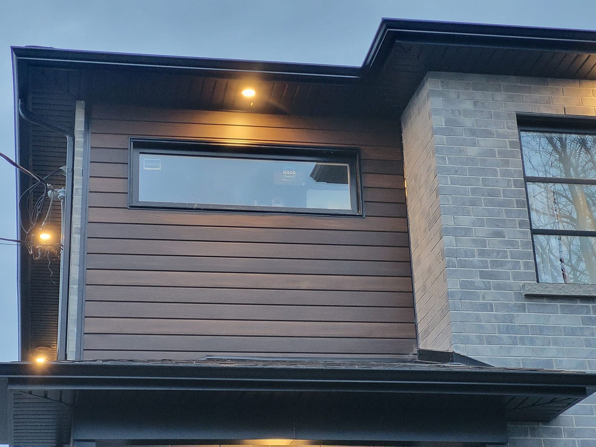 Une maison avec une grande fenêtre sur le côté