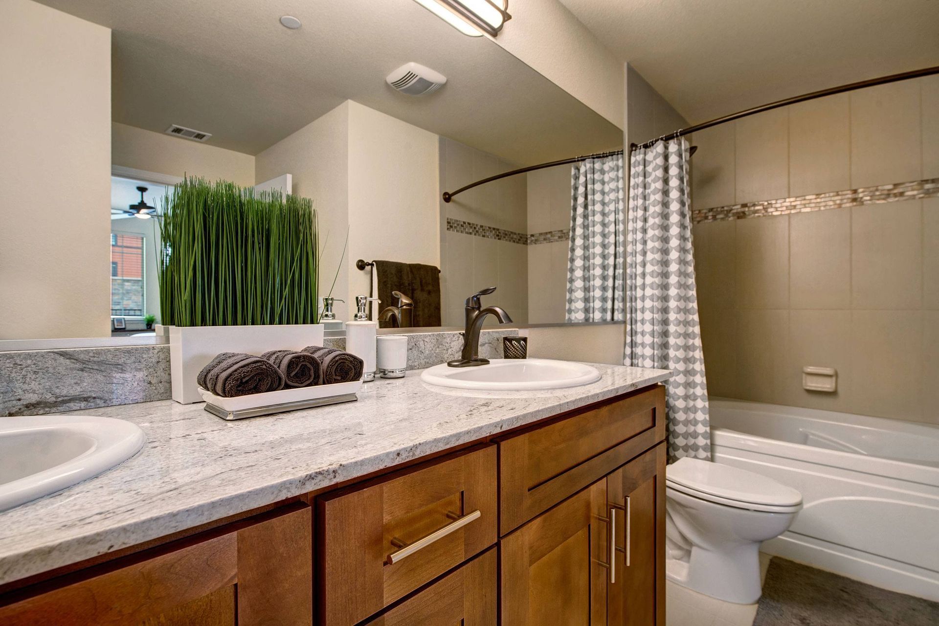 La Bella Vita Bathroom Sinks Tub Apartments in Colorado Springs, CO