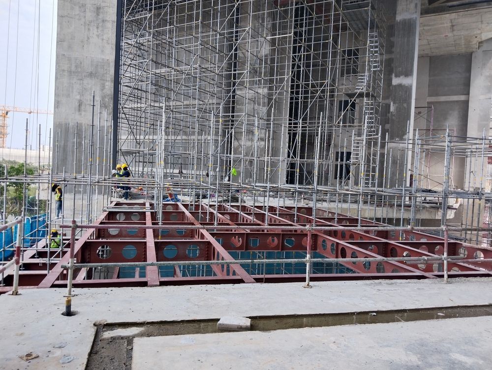 Shoring system with adjustable aluminum scaffolding and slab formwork supporting concrete construction