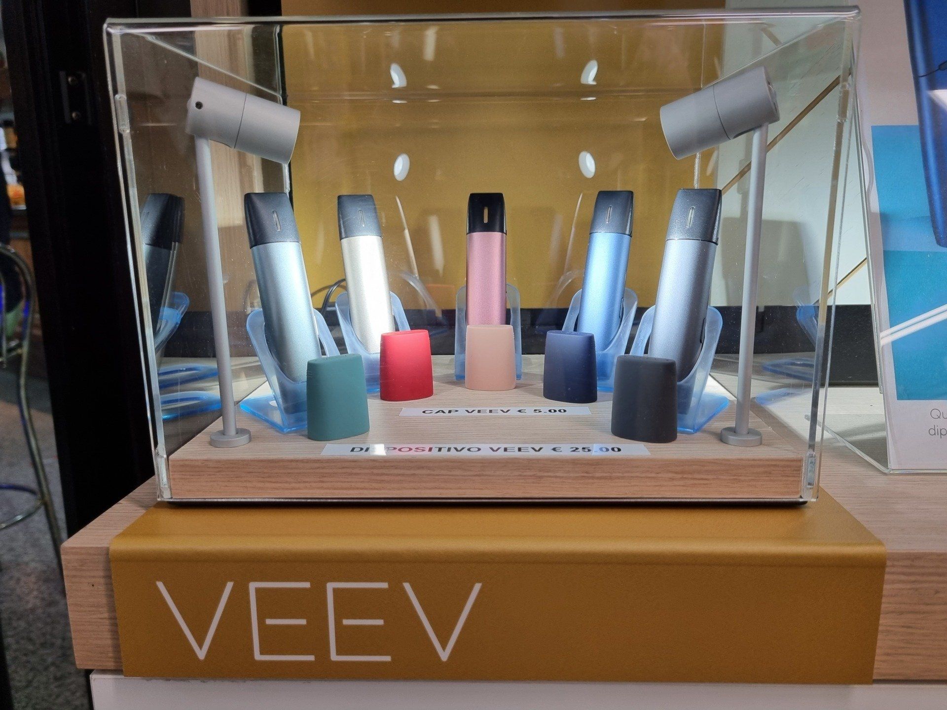 Una vetrina VEEV con vari dispositivi per sigarette elettroniche colorati.