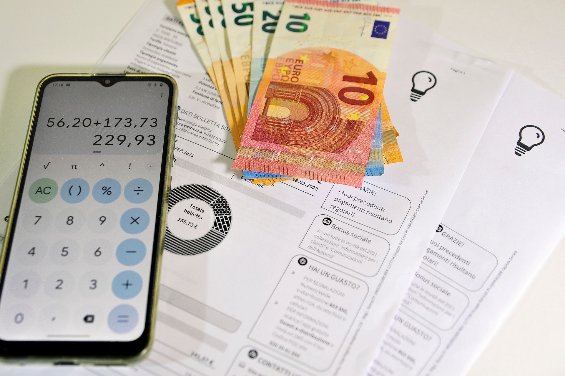 La calcolatrice dello smartphone visualizza 229,93, banconote e banconote in euro.
