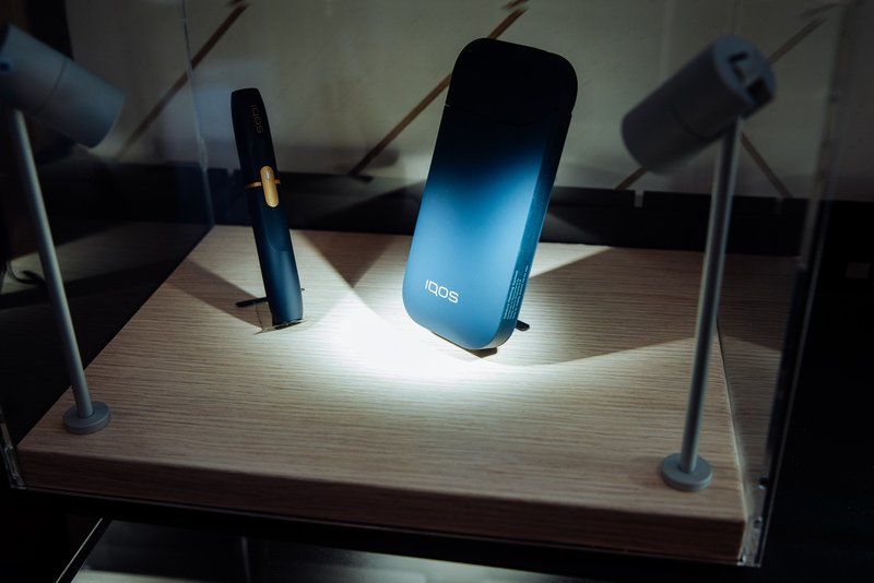 Sigarette elettroniche in una vetrina illuminata da faretti.