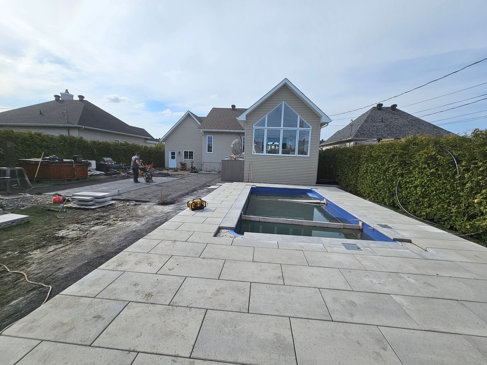 Une piscine est en cours de construction dans l'arrière-cour d'une maison.