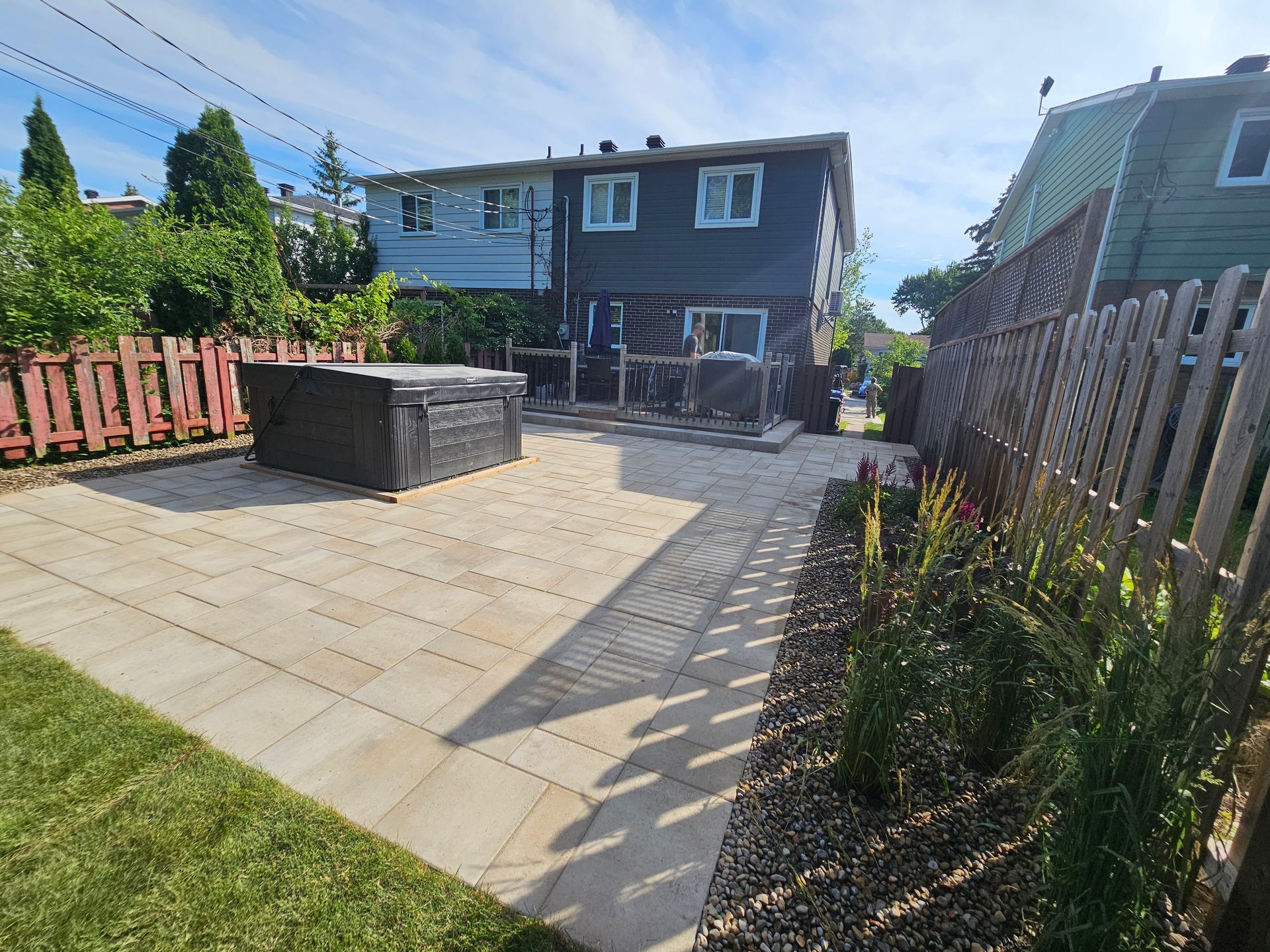 Il y a un jacuzzi dans l'arrière-cour d'une maison.
