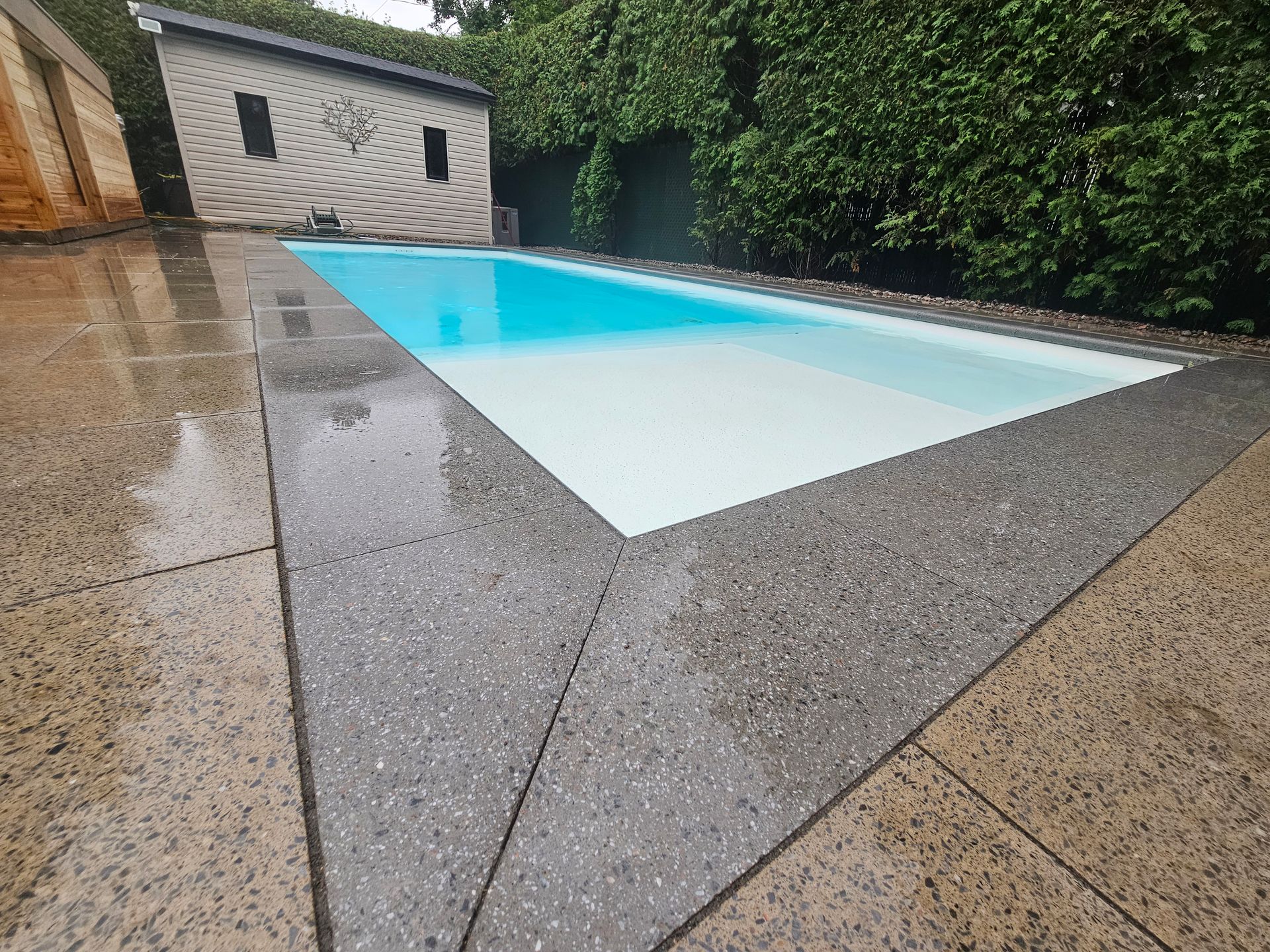 Une grande piscine avec une maison en arrière-plan