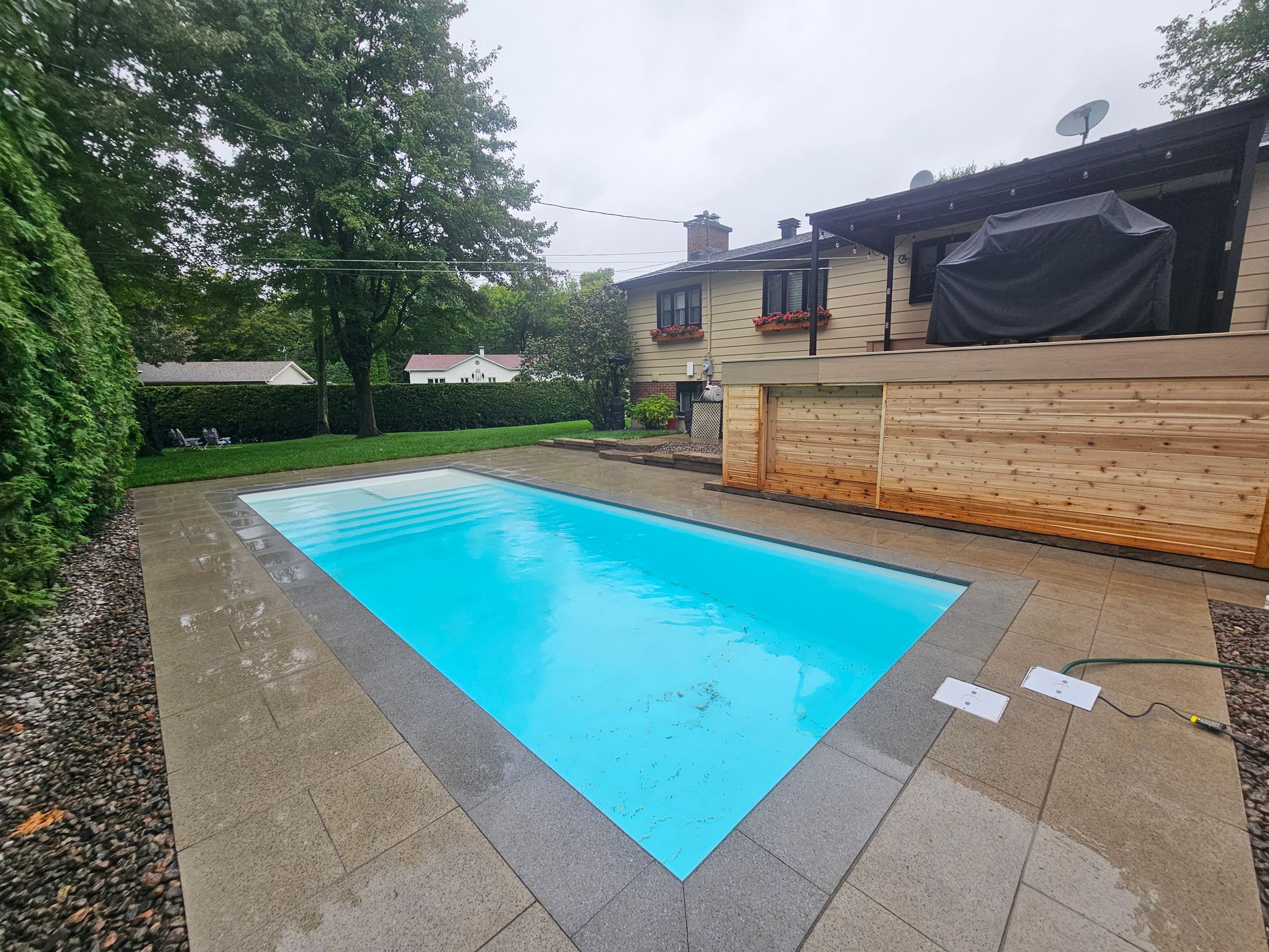 Une grande piscine dans l'arrière-cour d'une maison