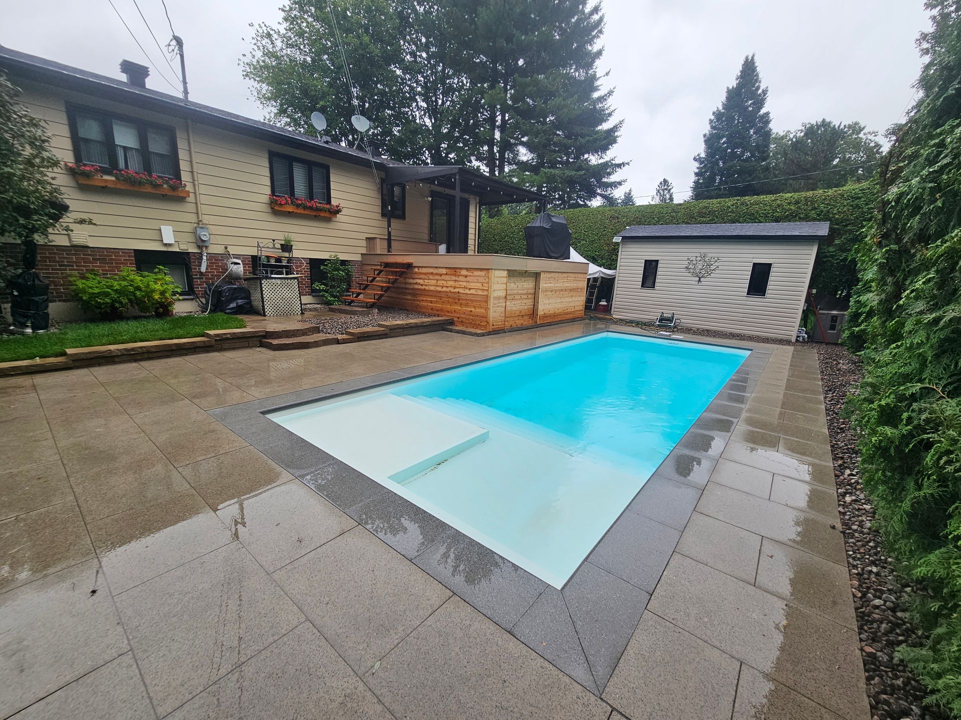 Une grande piscine se trouve dans l'arrière-cour d'une maison.