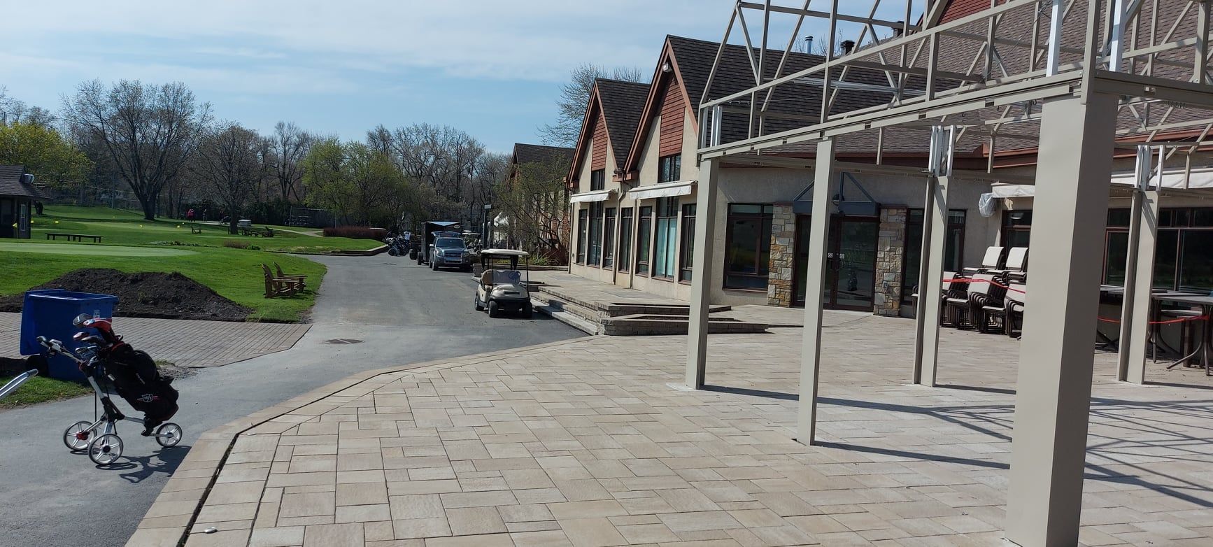 Une personne marche sur un trottoir à côté d'un bâtiment.