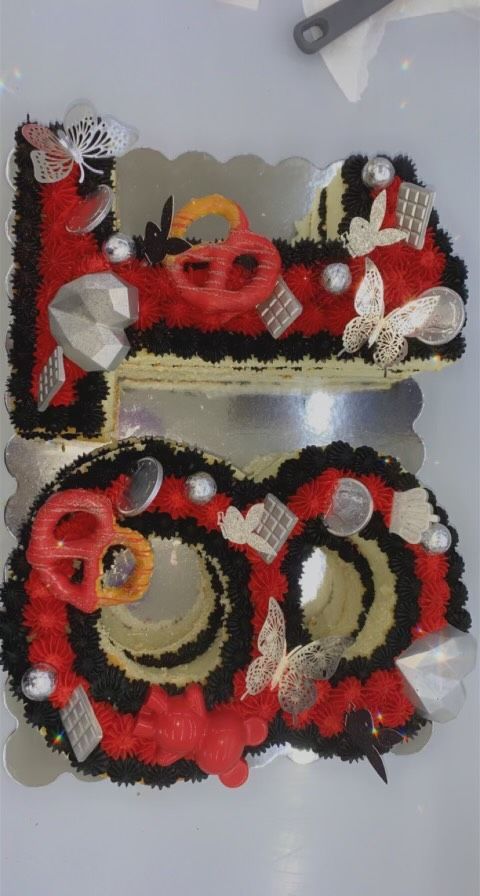 A cake in the shape of the number 100