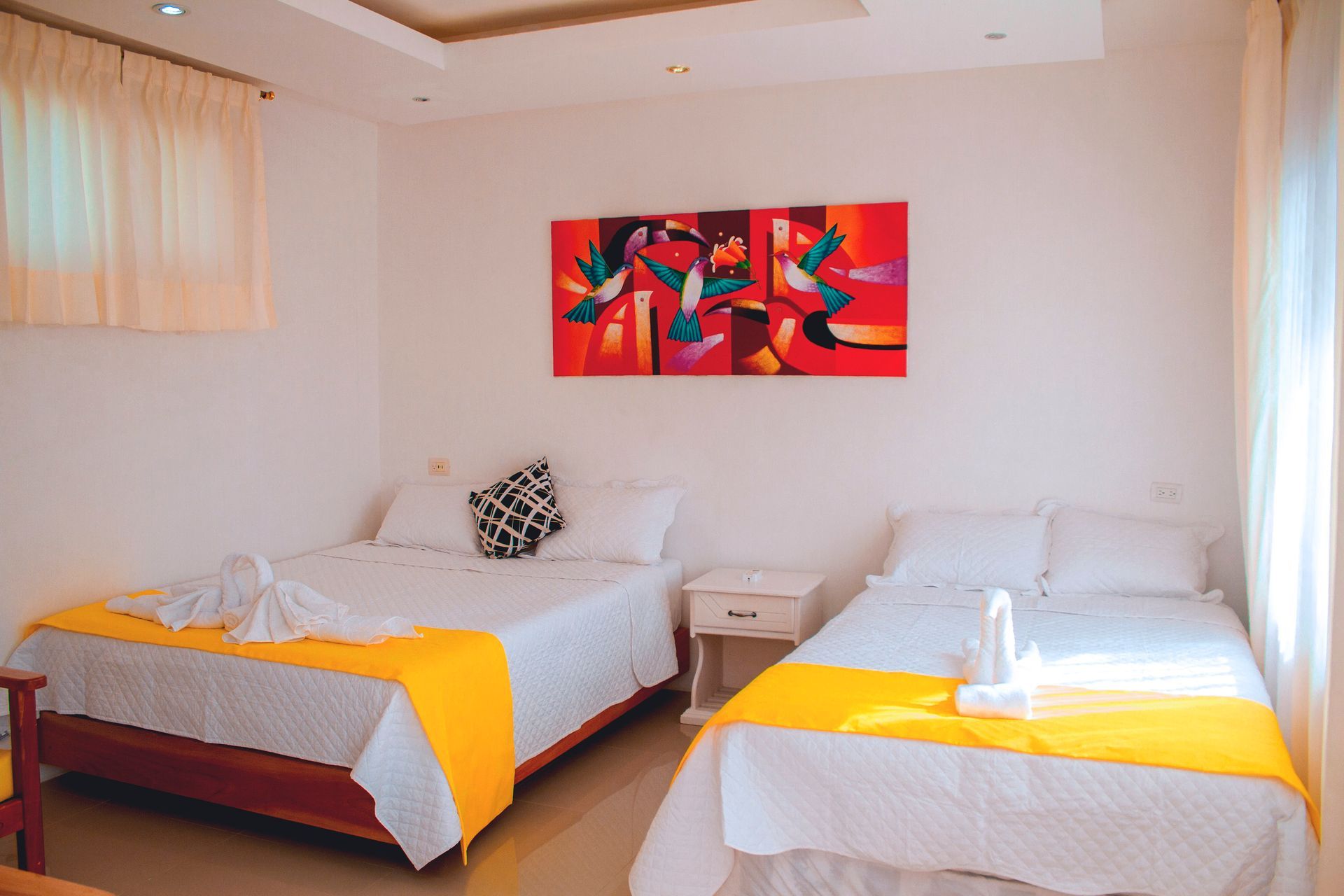 Una habitación de hotel con dos camas y un cuadro en la pared.