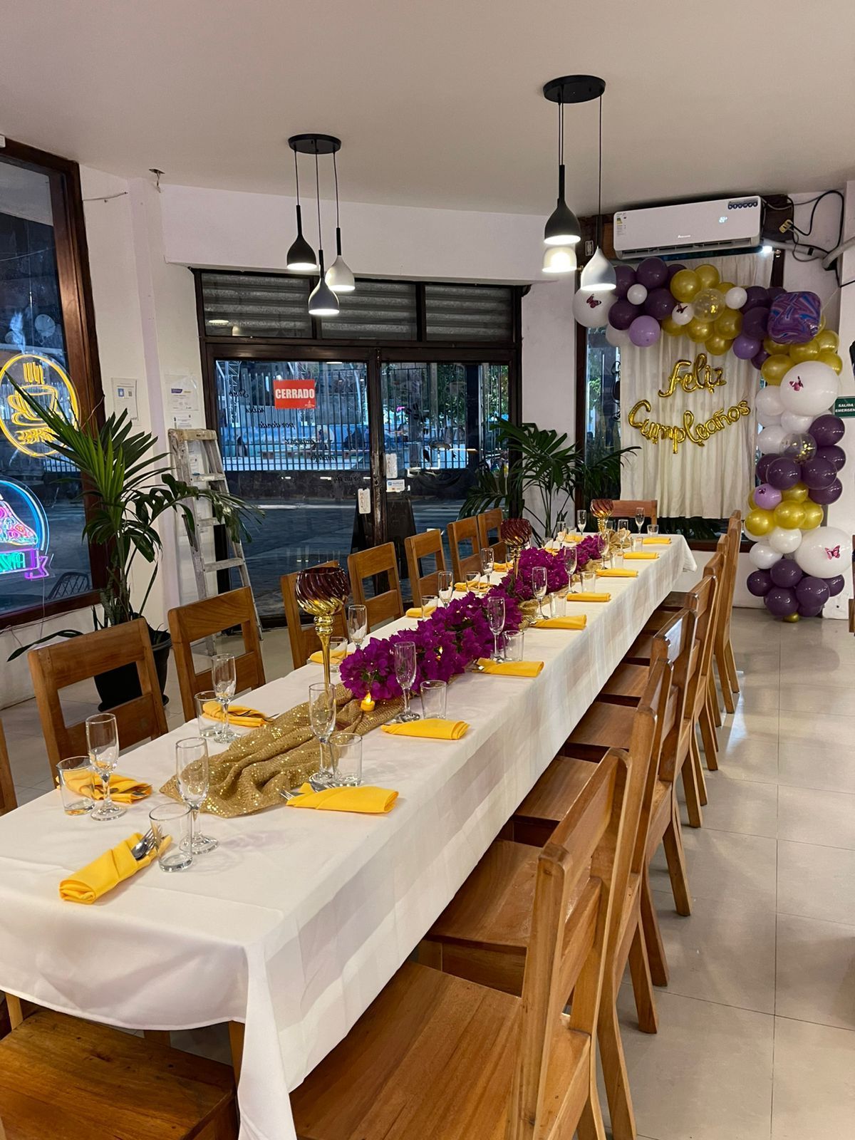 Un grupo de personas están sentadas en una mesa comiendo comida.