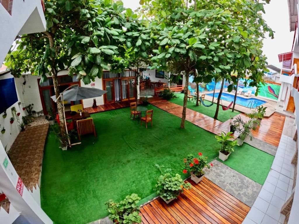 Una vista aérea de un jardín con una piscina al fondo.