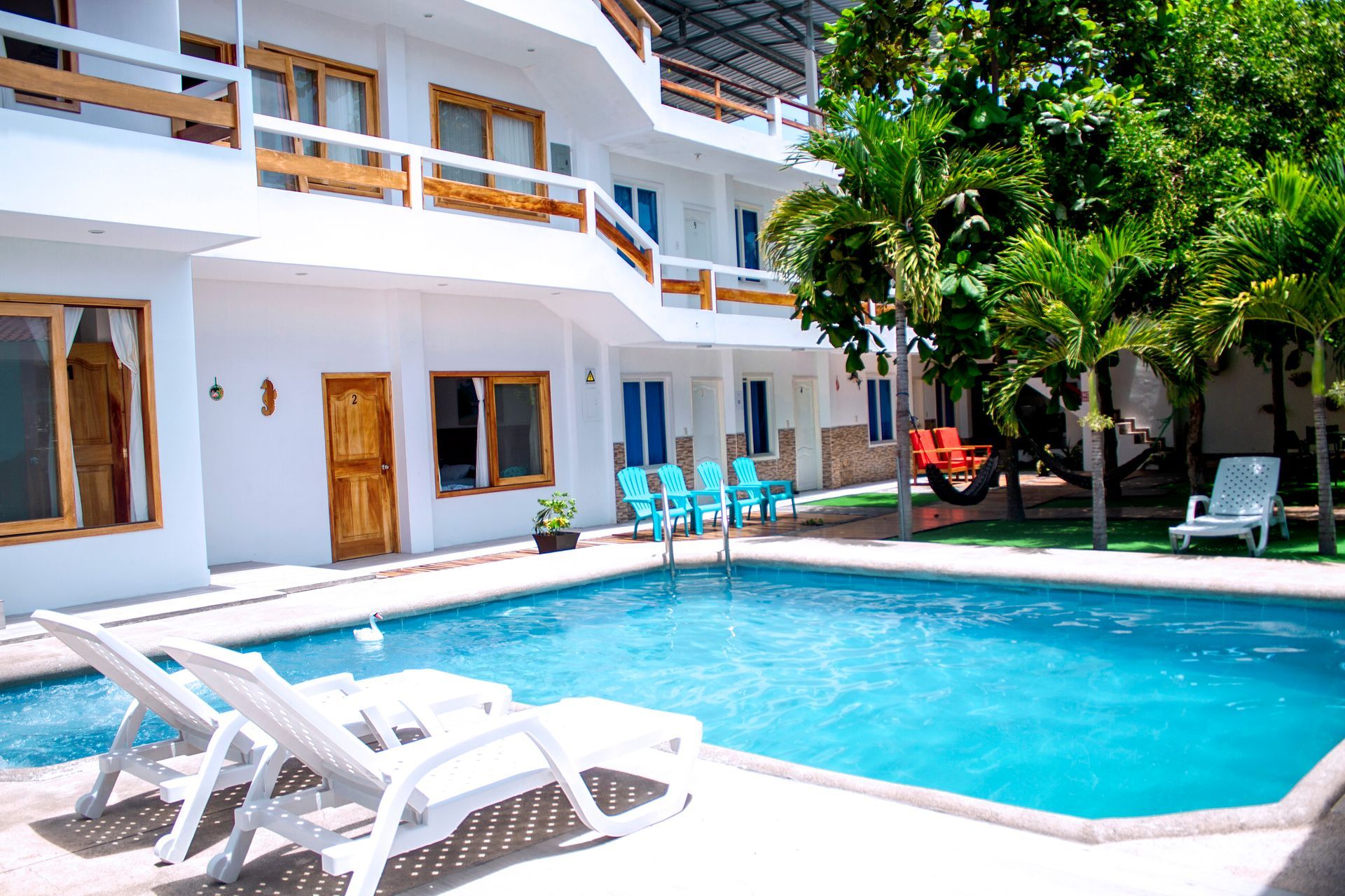 Una gran piscina frente a un edificio blanco.
