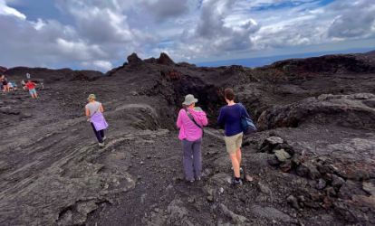 Un grupo de personas camina por un campo de lava.