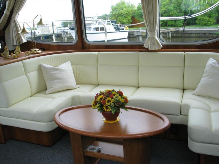 Zithoek renovatie en tafel Gerenoveerde Cruiser in het water Exclusieve interieur Maatwerk JachtbetimmeringNoord