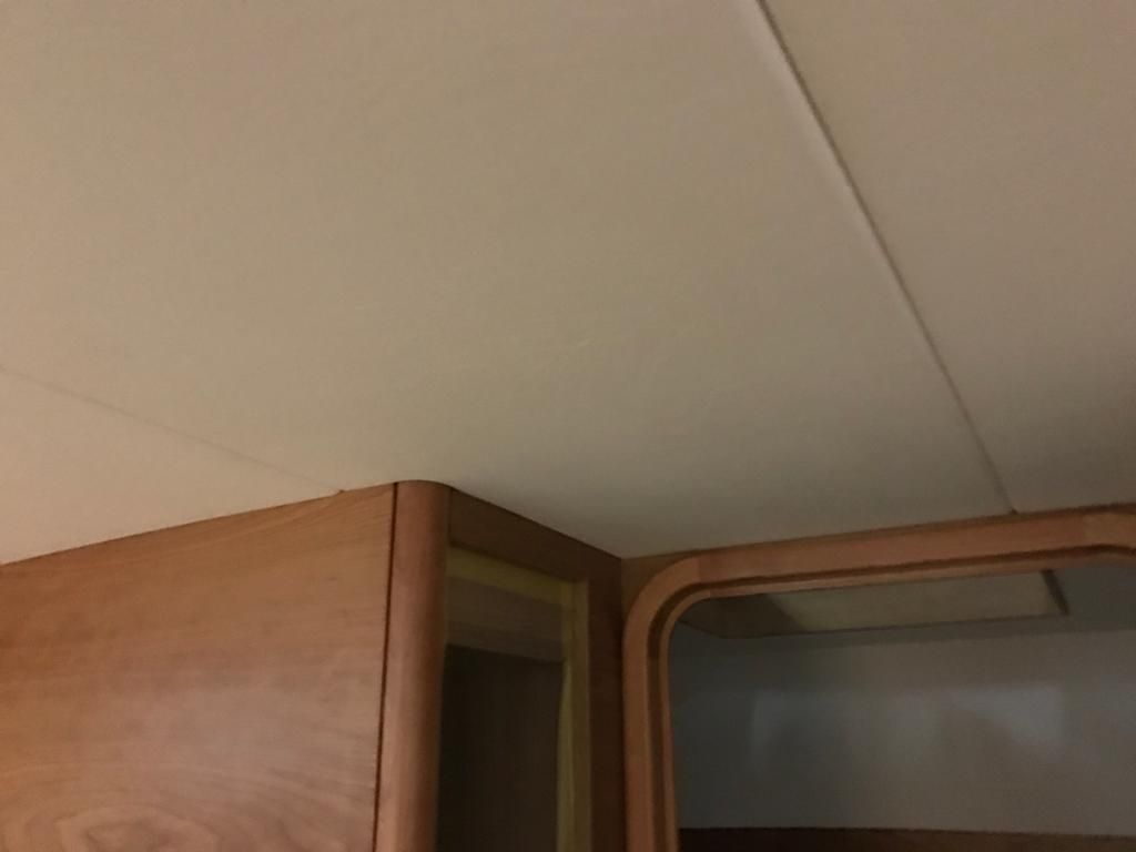 afwerking plafond met leer, perfecte lijnen cruiser jacht. exclusieve interieur JachtbetimmeringNoord