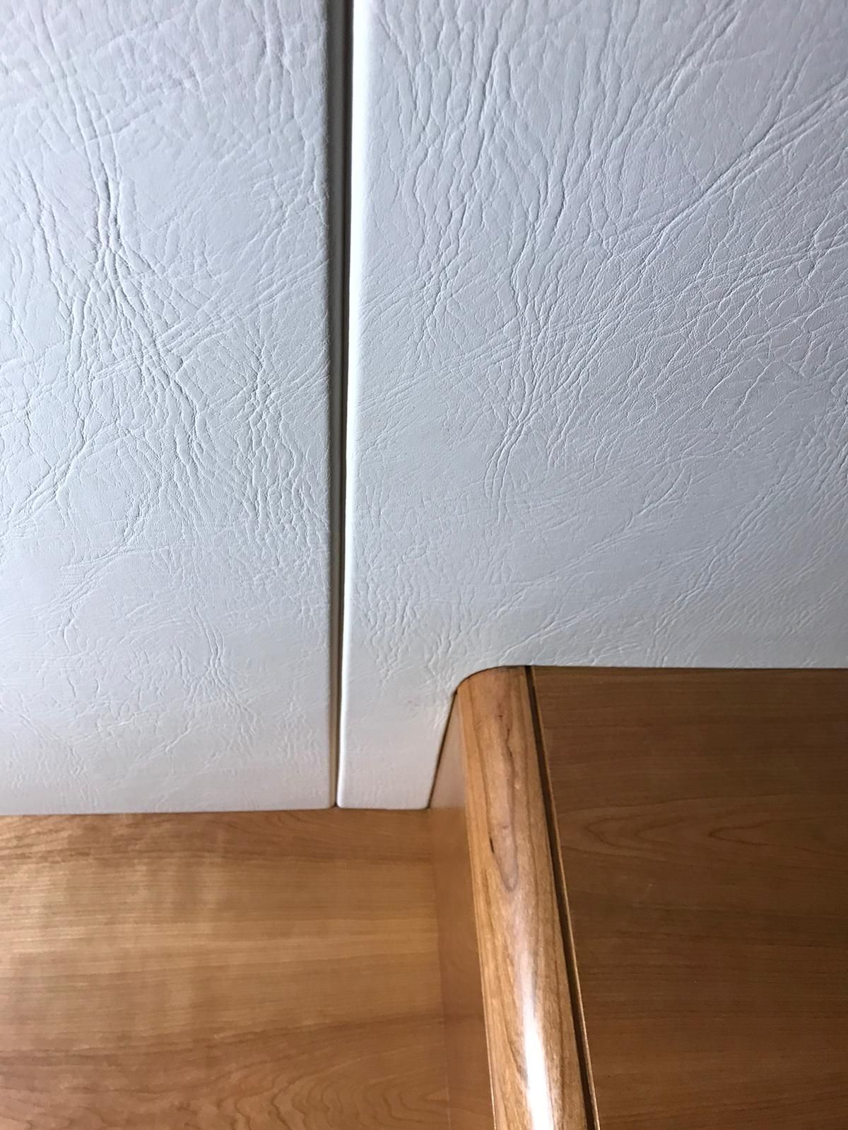 Strakke lijnen plafond met leer, op cruiser / jacht door JachtbetimmeringNoord in Groningen