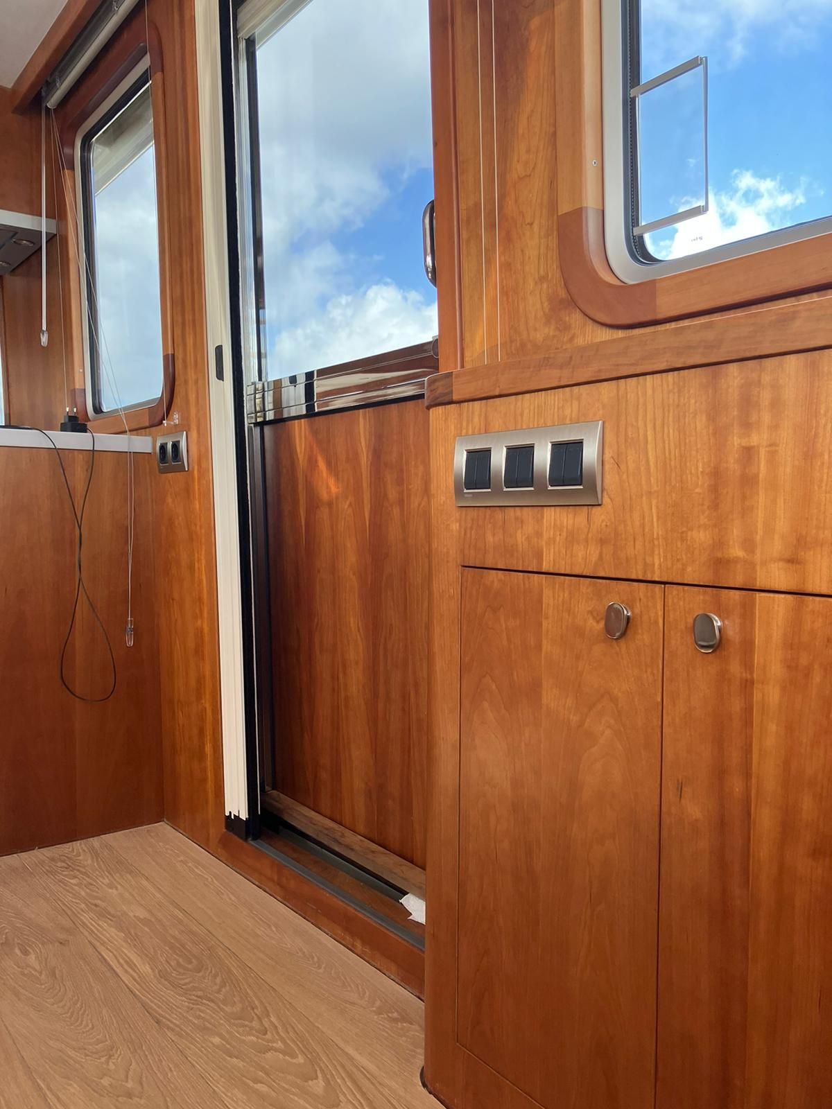 Exclusieve Woonboot interieur wanden Maatwerk JachtbetimmeringNoord