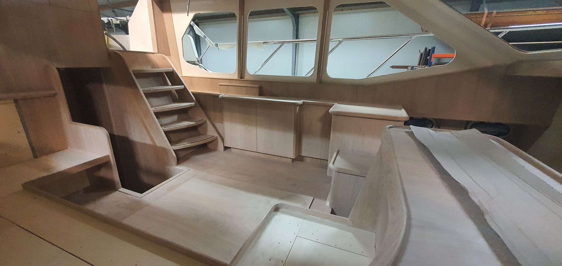 tv kast en trap afwerking interieurbouw Casco Cruiser JachtbetimmeringNoord