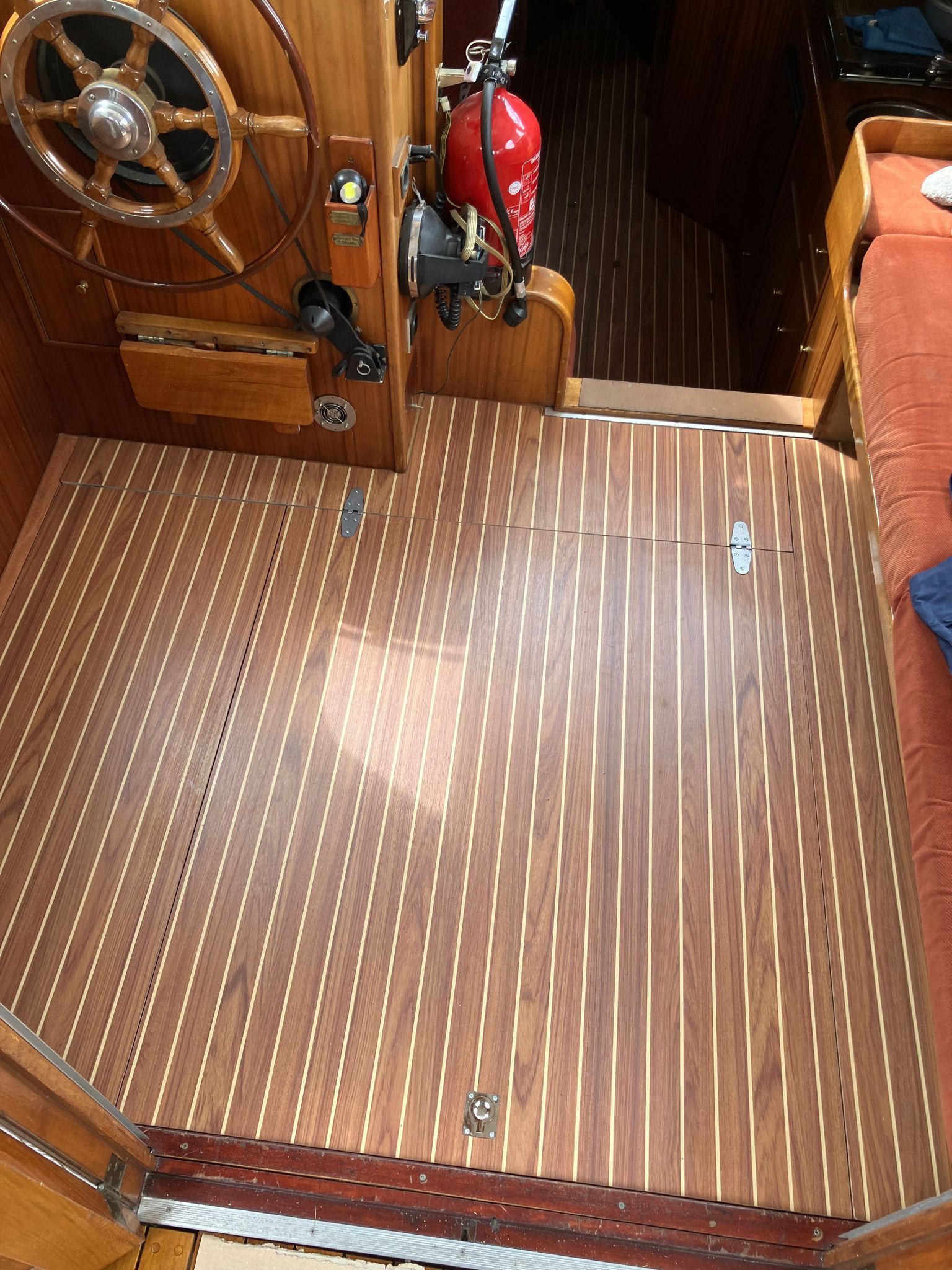 Refit HPL vloeren witte bies  Casco Cruiser interieurbouw Exclusief JachtbetimmeringNoord