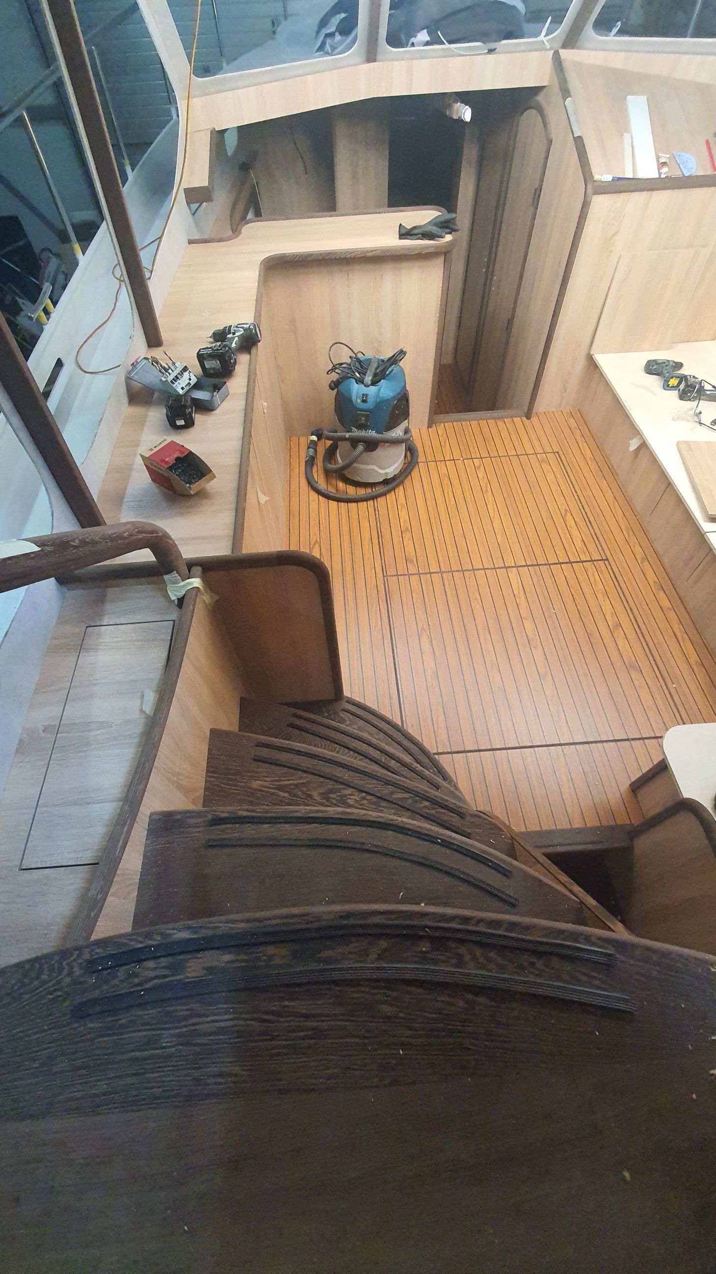 Trap HPL vloeren zwarte bies  Casco Cruiser interieurbouw Exclusief JachtbetimmeringNoord