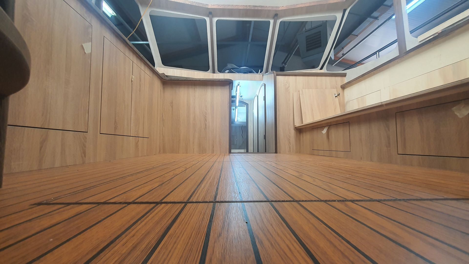 HPL vloeren zwarte bies maatwerk interieurbouw Casco Cruiser JachtbetimmeringNoord