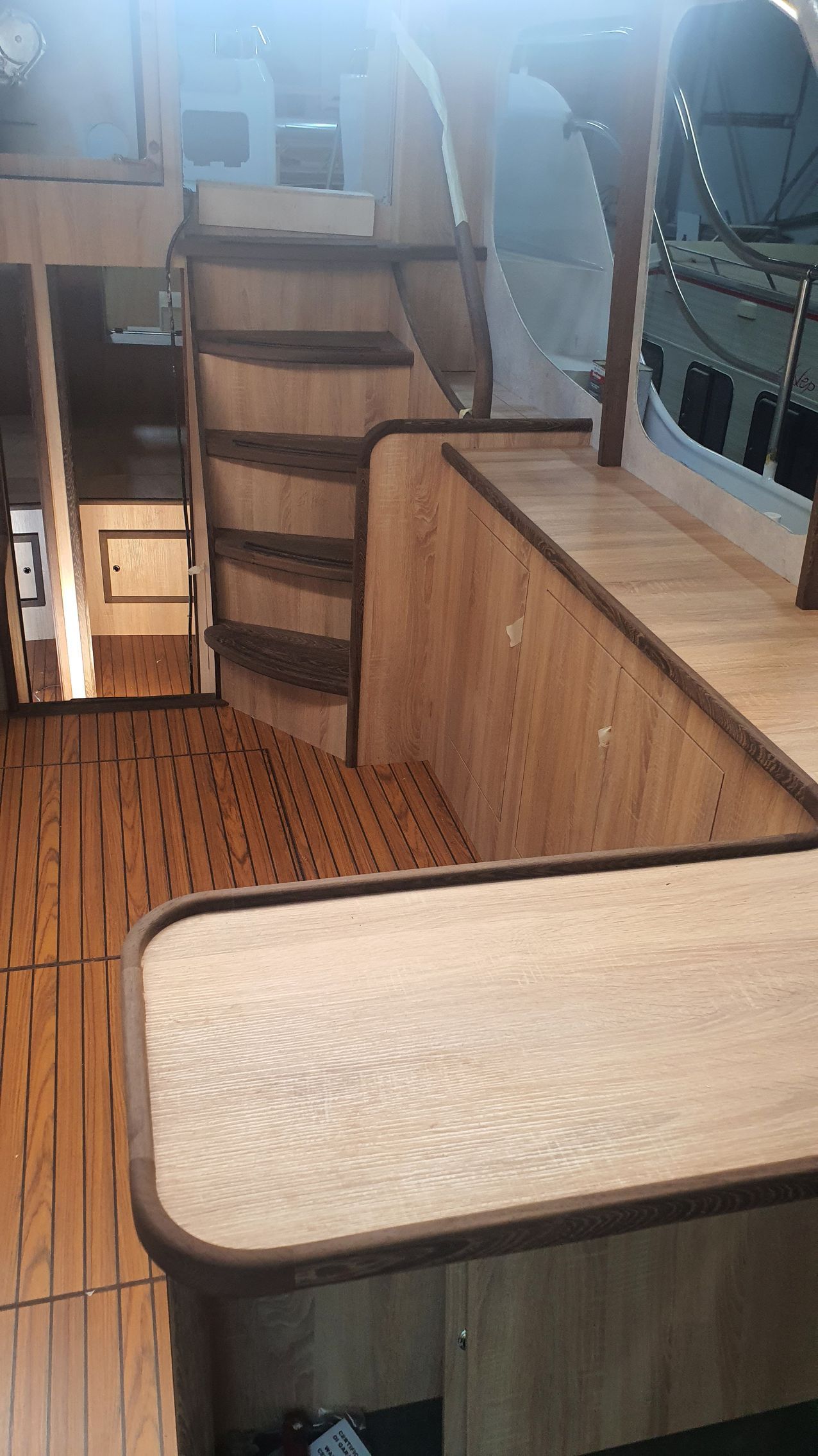 Interieur Cruiser Maatwerk Exclusief JachtbetimmeringNoord HPL-vloeren en massief hout